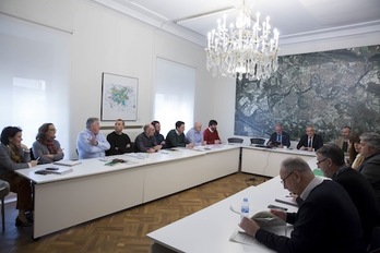 Imagen de la reunión entre instituciones y vecindario sobre la ripa sur de Beloso. (AYUNTAMIENTO DE IRUÑEA)