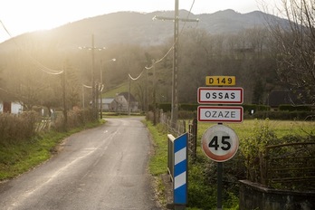 Le chemin mène au village d'Ossasse. © Guillaume FAUVEAU