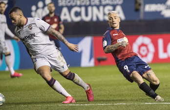 Momento en que Chimy Ávila se ha lesionado la rodilla izquierda. (Jagoba MANTEROLA/FOKU)