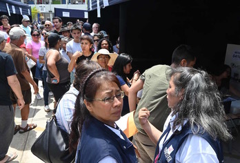 Colas para votar en un colegio electoral en Lima. (CRIS BOURONCLE / AFP)