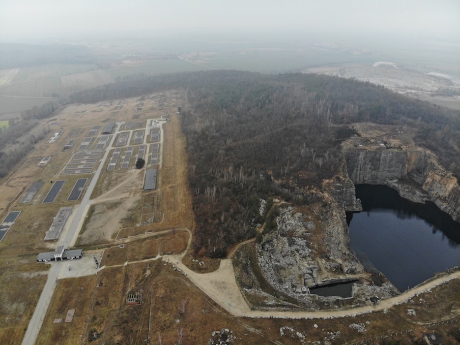 Vista aérea del campo de Gross Rosen y la cantera donde trabajaban los presos. (Pablo GONZÁLEZ)