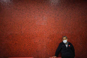 Un hombre con máscara en una estación de metro de Hong Kong. (Anthony WALLACE/AFP)