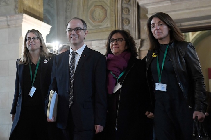 Jordi Turull, arropado por compañeras de JxCat, en el Parlament. (Josep LAGO | AFP)