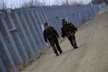 Guardia fronterizos, patrullan cerca de la localidad húngara de Roszke, fronteriza con Serbia. (AFP)ardias fronterizos patrillas cerca de la localidad húngara de Roszke, fronteriza con Serbia, el 24 de febrero de 2017