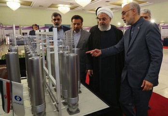 Hassan Rohani (2i) escucha las explicaciones de Ali Akbar Salehi (d) en el «día de la tecnología nuclear» en Teherán. (AFP)