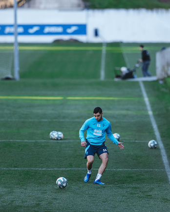 Soares, cedido al Eibar hasta final de temporada, ya ha realizado su primer entrenamiento en Atxabalpe. (SD Eibar)