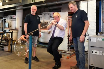 Boris Johson sopla vidrio antes de reunirse con su gabinete en Sunderland. (Paul ELLIS / AFP)e e