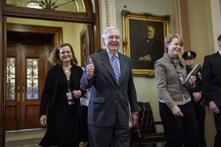 El líder de la mayoría republicana, el senador Mitch McConnell, saluda satisfecho. (Drew ANGERER / AFP)