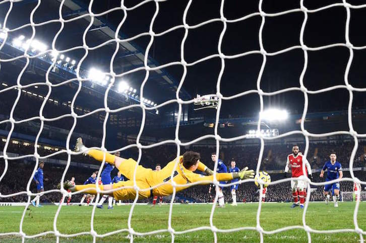 Kepa se estira para intentar detener un balón ante el Arsenal. (Daniel-Leal OLIVAS/AFP)
