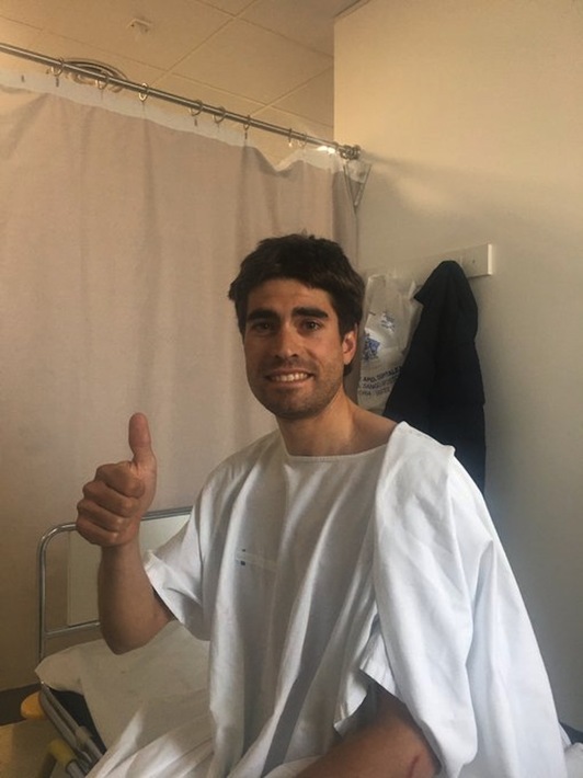 Mikel Landa, en el hospital de Santiago. (Mikel Landa Twitter)