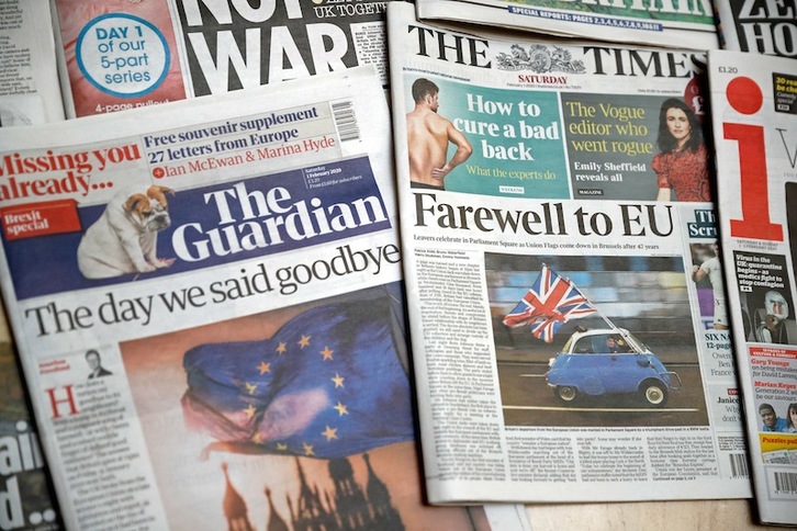 Diarios londineses en un kiosko de prensa. (Tolga AKMEN | AFP)
