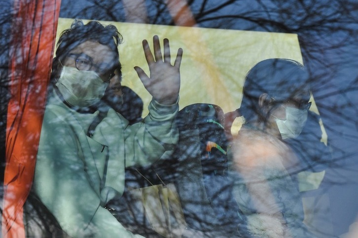 Evacuados desde la zona afectada, a su llegada a París. (Gerard JULIEN | AFP)