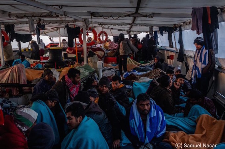 Imagen difundida por Open Arms de las personas rescatadas a bordo de su barco. (OPEN ARMS)