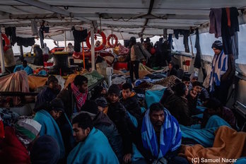 Imagen difundida por Open Arms de las personas rescatadas a bordo de su barco. (OPEN ARMS)