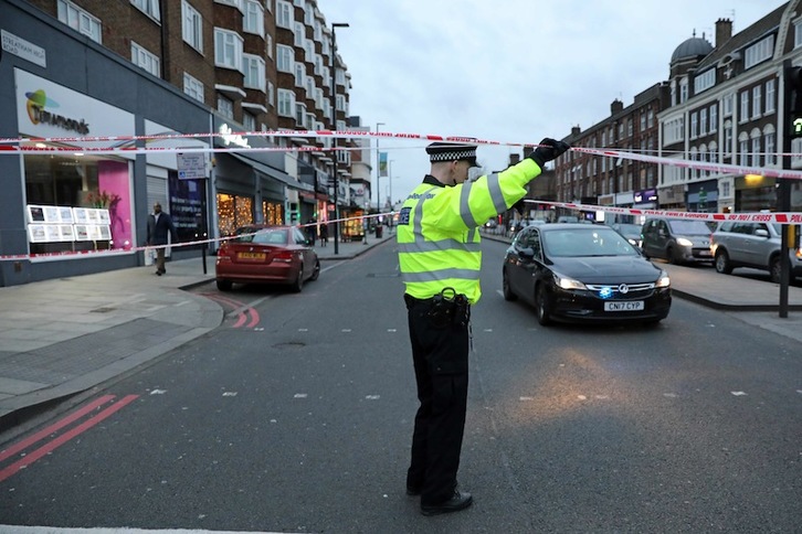 Un policía corta el acceso a Streatham High Road, lugar de los hechos. (Isabel INFANTES | AFP)