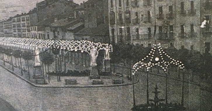 El paseo de Sarasate, en el siglo XIX de Valencia, iluminado con el túnel de ‘bombas de gas’.