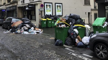 Imagen de basuras sin recoger en una calle parisina. (paris-luttes.info)