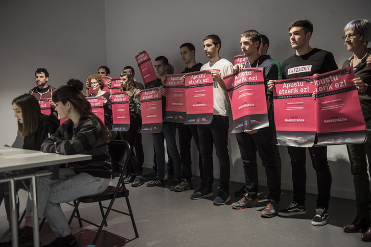 Rueda de prensa de Stop Apuestas Iruñerria celebrada en el centro Plazara de Iruñea. (Jagoba MANTEROLA/FOKU)