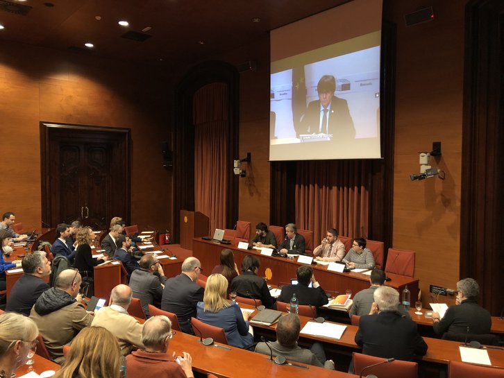 Puigdemont ha comparecido mediante videoconferencia en la comisión del Parlament por el 155. (@JuntsXCat)