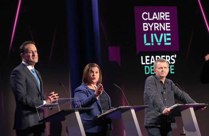 Leo Varadkar (Fine Gael), Mary Lou McDonald (Sinn Féin) y Richard Boyd Barrett (Solidarity People Before Profit), durante el debate televisado grabado en la universidad de Galway. (Niall CARSON / POOL / AFP)  