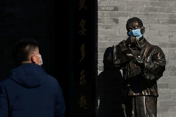 Una estatua de bronce, protegida con una mascarilla en Pekín. (WANG Zhao / AFP)