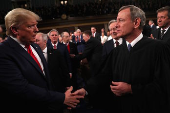 Donald Trump saluda al «juez» del impeachment, John Roberts. (Leah MILLS/POOL-AFP)