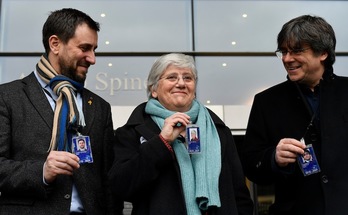 Comín, Ponsatí y Puigdemont, en la entrada al Parlamento Europeo. (John THYS | AFP)