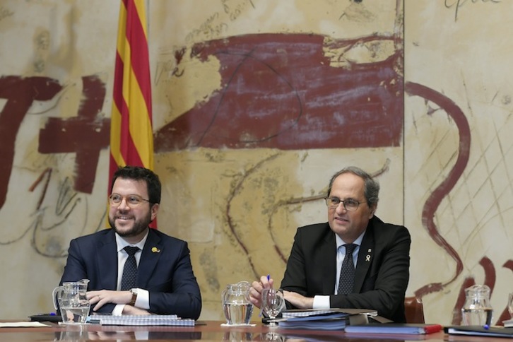 El president, Quim Torra, junto al vicepresident, Pere Aragonés, en una comparecencia la semana pasada. (Lluis GENE / AFP)