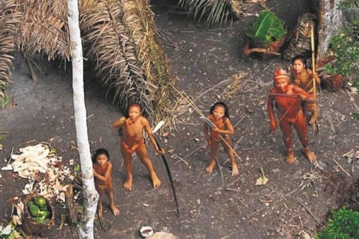 Una de las tribus aisladas en el Amazonas, en una imagen aérea de archivo. (AFP)