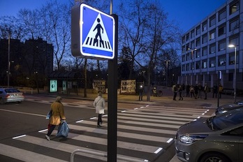 Imagen del nuevo paso de peatones iluminado con leds de Iruñea. (AYUNTAMIENTO DE IRUÑEA)