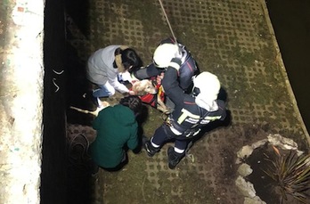 Momento del rescate de las dos mujeres y su perro en un foso de la Taconera. (POLICÍA MUNICIPAL DE IRUÑEA)