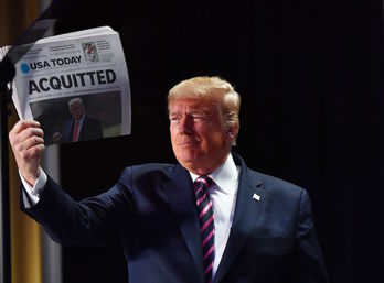 Donald Trump exhibe el “Washington Post”, con el titular «Absuelto». (Nicholas KAMM/AFP)