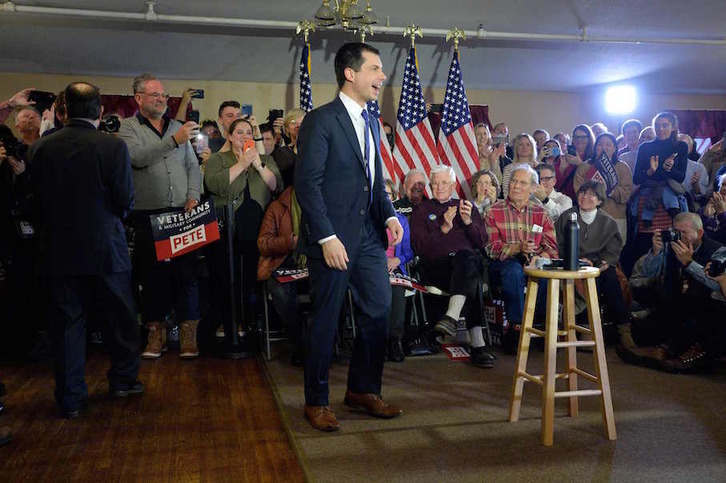 Buttigieg se dirige a un grupo de veteranos durante un encuentro en Merrimack, dentro de su campaña en New Hampshire. (Joseph PREZIOSO/AFP)