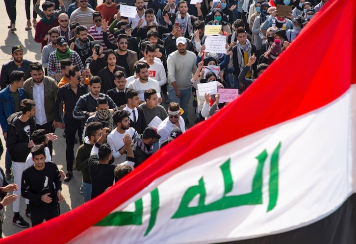 Manifestación contra el Gobierno de Bagdad en Basora, capital del sur chií de Irak. (Hussein FALEH-AFP)