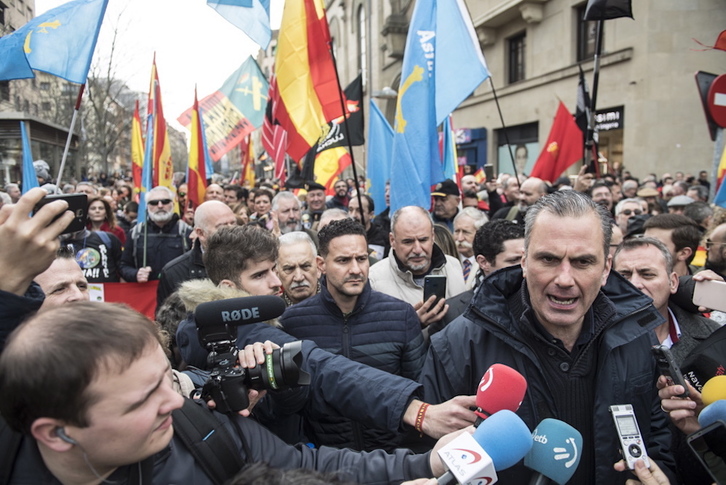 Javier Ortega Smith (Vox) habla a los medios en la concentración de hoy en Iruñea. (Jagoba MANTEROLA/FOKU)