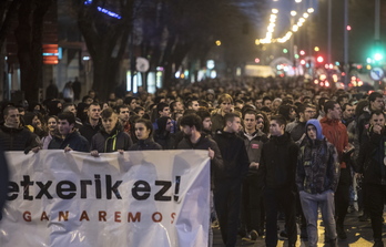 Imagen de la manifestación contra las casas de apuestas en Iruñea. (Jagoba MANTEROLA/FOKU)