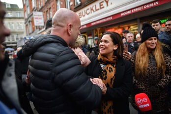 Mary Lou McDonald, líder de Sinn Fein, saluda a un simpatizante. (Ben STANSALL/AFP)