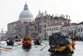 El clásico desfile de remeros en góndolas decoradas sobre el Gran Canal. (Vincenzo PINTO I AFP)