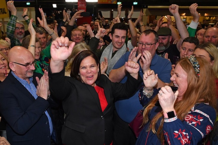 Mary Lou McDonald, presidenta de Sinn Fein, en el centro de la imagen. (Ben STANSALL/AFP)