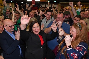 Mary Lou McDonald, líder de Sinn Fein, en el centro de la imagen. (Ben STANSALL/AFP)