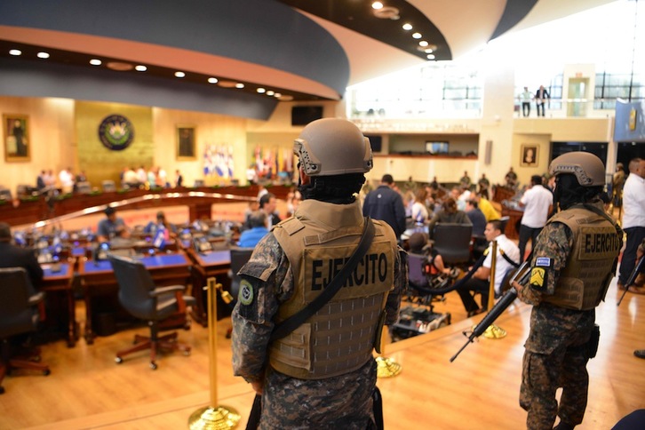  Los militares salvadoreños siguen en el Congreso. (Marvin RECINOS-AFP)  