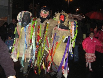 Tartalo se incorpora al carnaval de Zizur Nagusia. (A. VAZQUEZ)