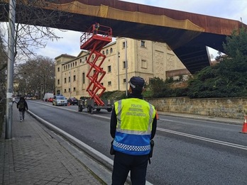 Prueba que se estaba realizando ayer en la pasarela del Labrit y obligó a cortar un carril de la cuesta. (POLICÍA MUNICIPAL DE IRUÑEA)