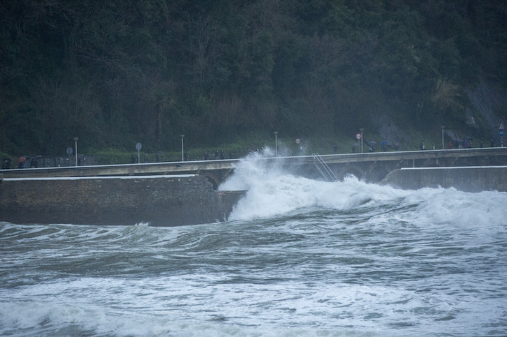 La carretera entre Zarautz y Getaria está cerrada. (Gorka RUBIO/FOKU)