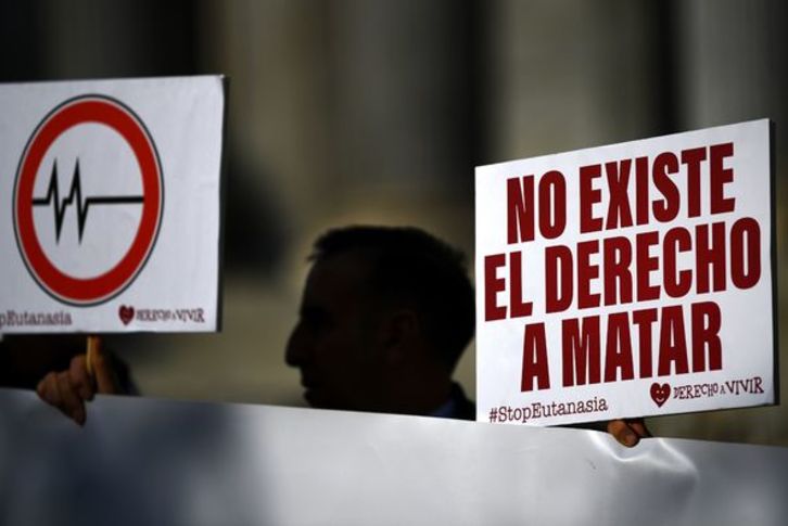 Manifestación de contrarios a la eutanasia frente al Congreso.  (Gabriel BOUYS/AFP)