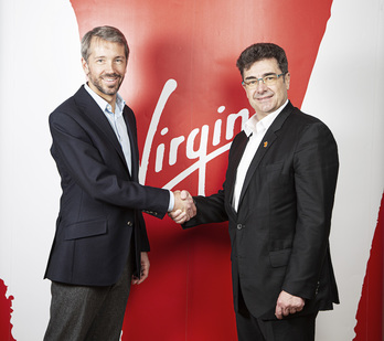 El CEO del Grupo Virgin, Josh Bayliss, y José Miguel García, de Euskaltel, firman el acuerdo.