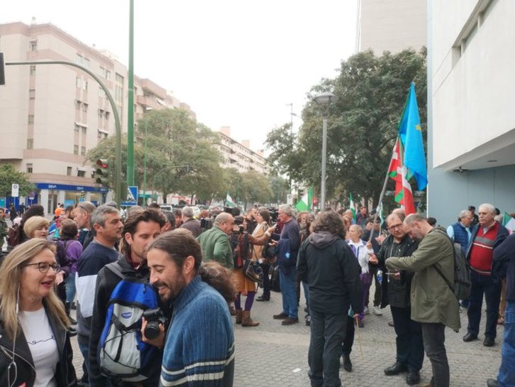 Concentración a favor de los sindicalistas del SAT, hoy ante los Juzgados de Sevilla. (@APDHASevilla)