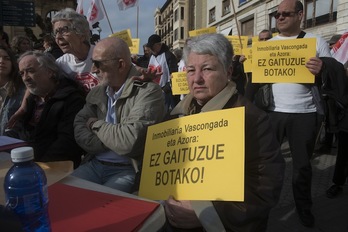 Afectados por la amenaza, esta mañana en Donostia. (Gorka RUBIO | AFP)