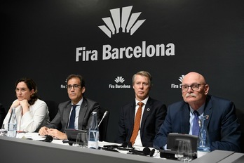 Los dirigentes de GSMA, junto al gerente de Fira Barcelona y la alcaldesa de la capital catalana. (Lluís GENÉ | FOKU)