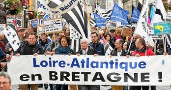 Bretainiaren batasunaren aldeko manifestazio bat. (@MensueldeRennes